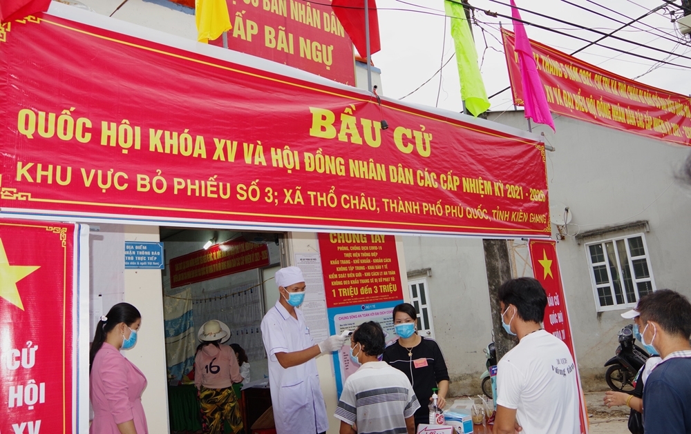Các biện pháp phòng, chống dịch Covid-19 được thực hiện chặt chẽ trong quá trình bầu cử ở xã Thổ Châu, TP Phú Quốc, tỉnh Kiên Giang.